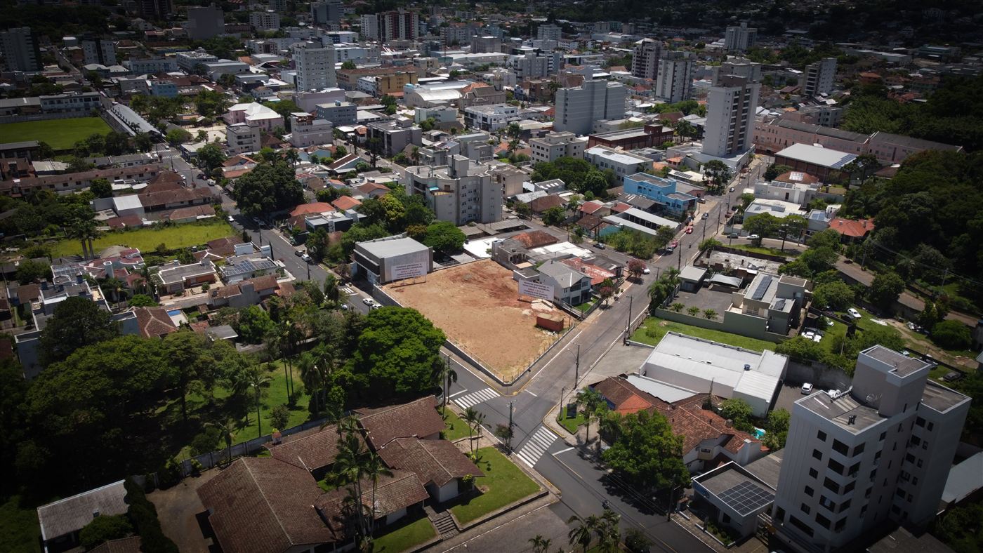 Vista aérea do terreno de esquina entre as ruas Federação e Coronel Evaristo, no centro de Taquara
